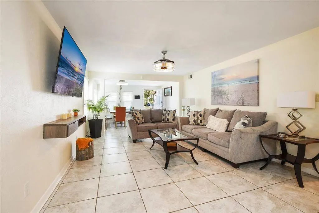 5 Minutes Walk To Beach 4Br/2Baths Daytona Beach