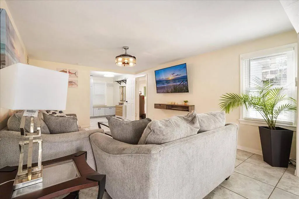 5 Minutes Walk To Beach 4Br/2Baths Daytona Beach 0*,